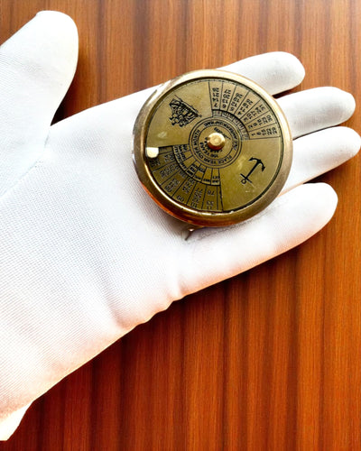 Mini Captain's Calendar "Navigator" – brass decoration with a maritime spirit, engraving option for a gift, 5 cm in diameter