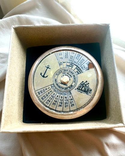 Mini Captain's Calendar "Navigator" – brass decoration with a maritime spirit, engraving option for a gift, 5 cm in diameter