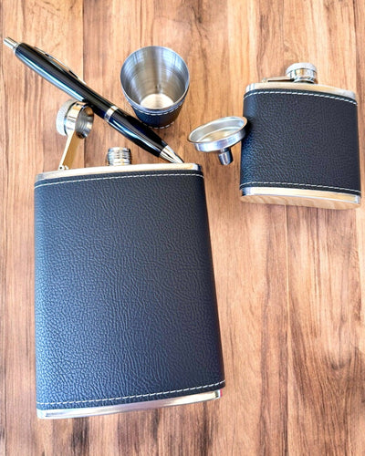 "Stylish Gentleman" Flask Set - customizable with engraving for a gift