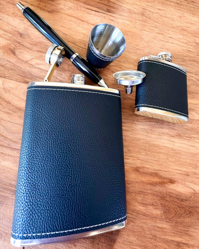 "Stylish Gentleman" Flask Set - customizable with engraving for a gift