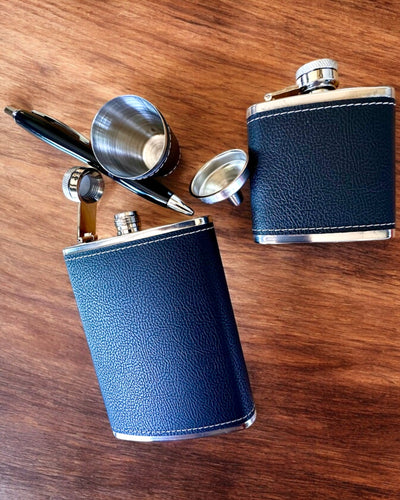 "Stylish Gentleman" Flask Set - customizable with engraving for a gift