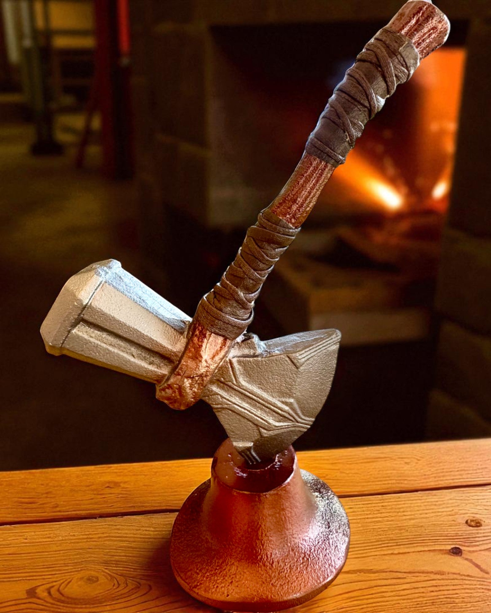 Storm Relic – decorative hammer with base, 26 cm, handmade, customizable with engraving for a gift