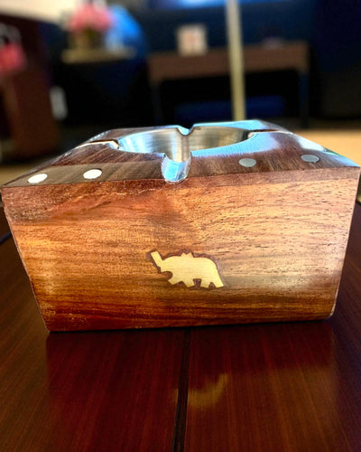 Rhino – Handcrafted ashtray made of Shisham wood and brass, 11 cm wide, customizable with engraving
