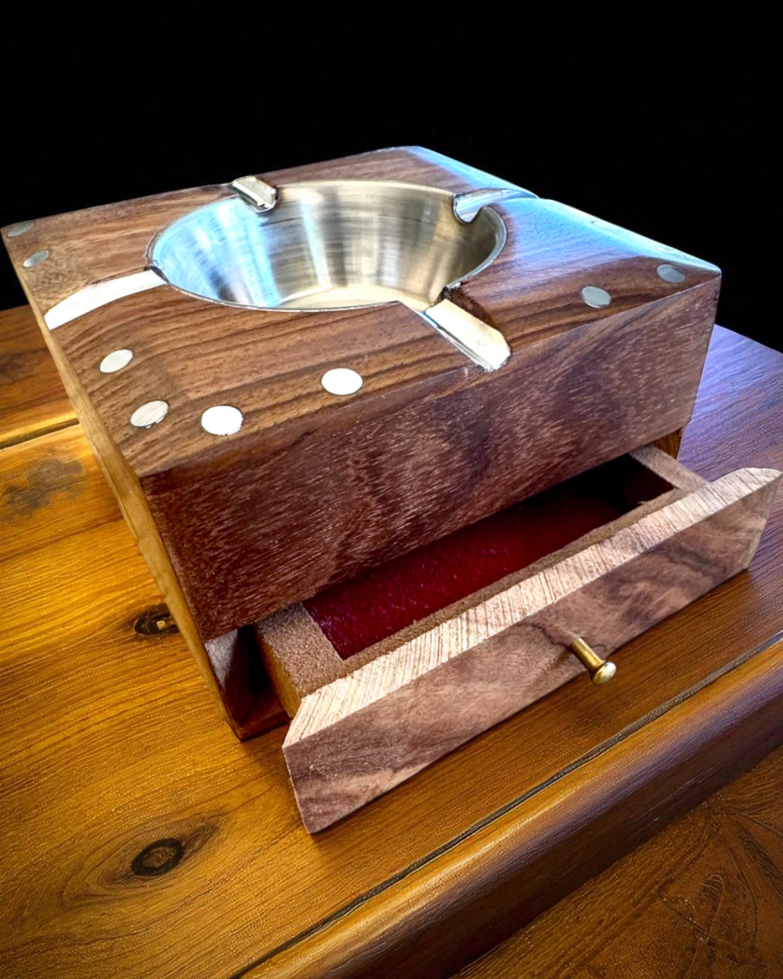 Rhino – Handcrafted ashtray made of Shisham wood and brass, 11 cm wide, customizable with engraving