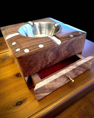 Rhino – Handcrafted ashtray made of Shisham wood and brass, 11 cm wide, customizable with engraving