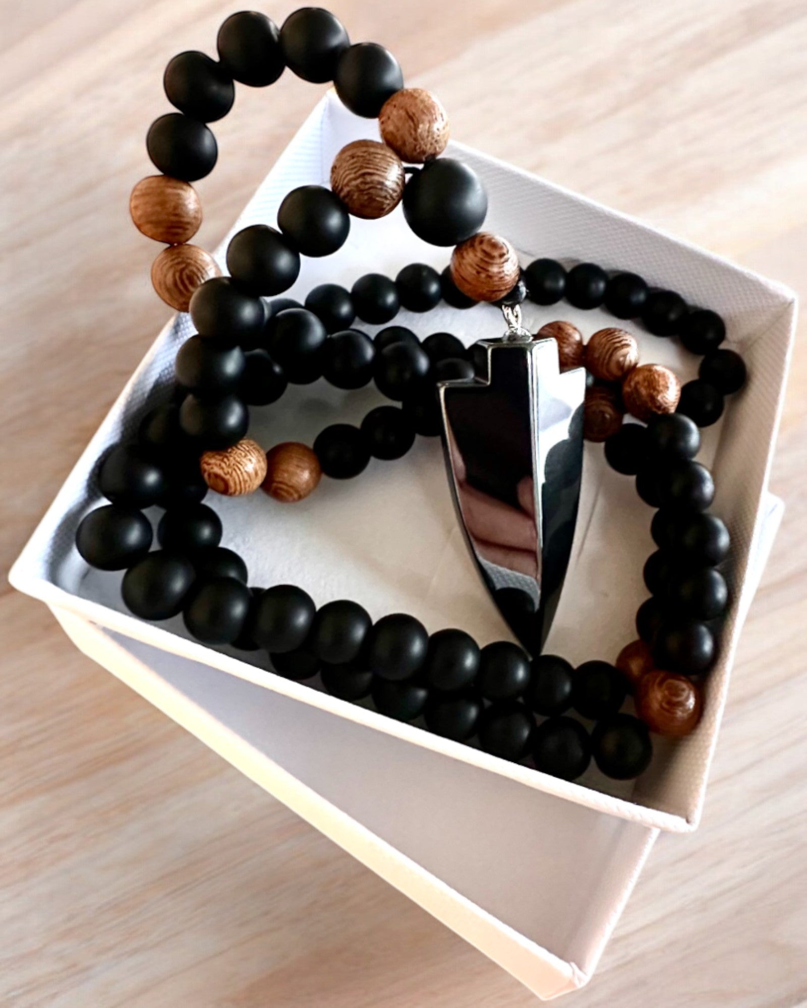 Arrow of Power – Necklace with Black Obsidian and Wooden Beads, personalized with engraving for a gift