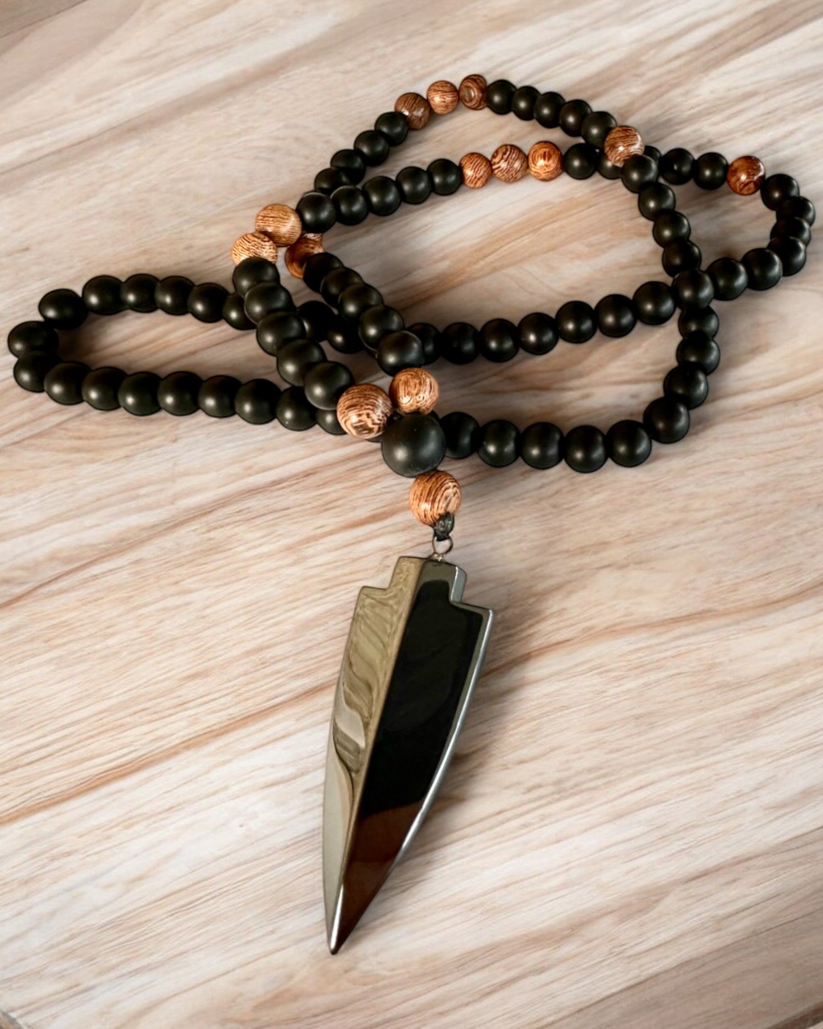 Arrow of Power – Necklace with Black Obsidian and Wooden Beads, personalized with engraving for a gift