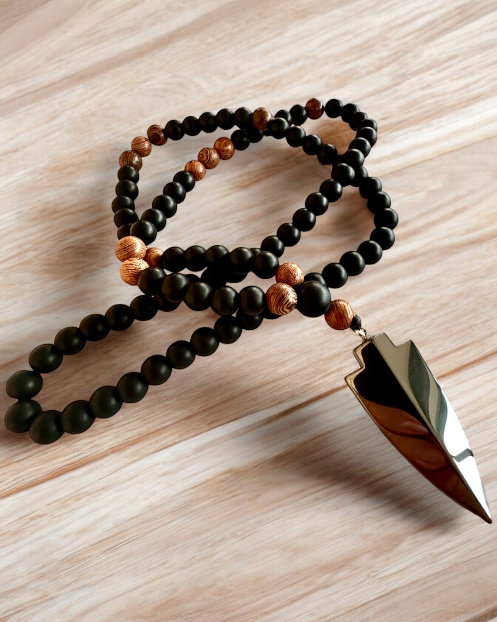 Arrow of Power – Necklace with Black Obsidian and Wooden Beads, personalized with engraving for a gift