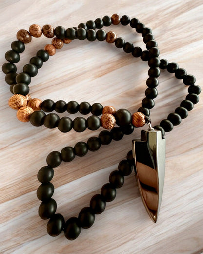 Arrow of Power – Necklace with Black Obsidian and Wooden Beads, personalized with engraving for a gift