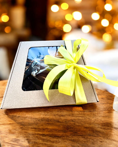 Intentional soy candle 250 ml with natural stone – choose your energy: Citrine or Garnet, personalized engraving for a gift