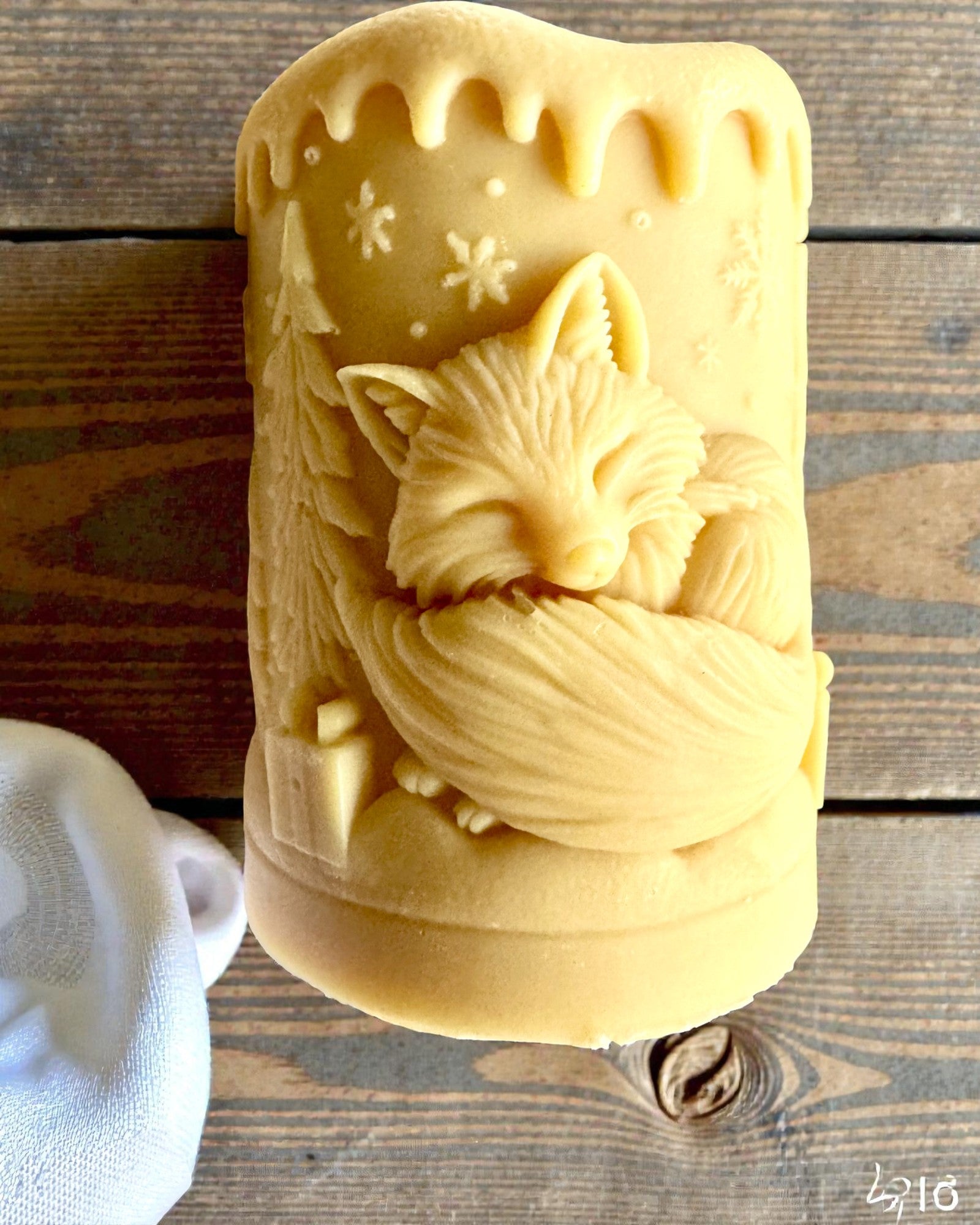 Soy candle Winter Fox, 7.5 cm tall, hand-poured soy candle with a cute sleeping fox, customizable with engraving on the plaque