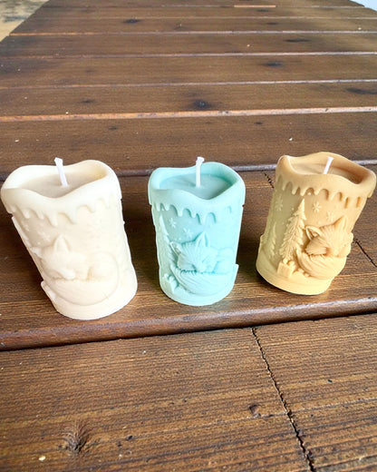 Soy candle Winter Fox, 7.5 cm tall, hand-poured soy candle with a cute sleeping fox, customizable with engraving on the plaque