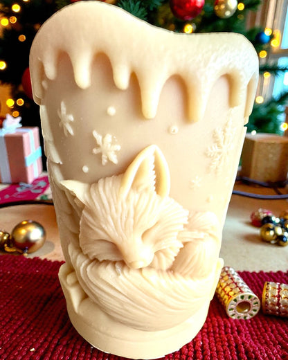 Soy candle Winter Fox, 7.5 cm tall, hand-poured soy candle with a cute sleeping fox, customizable with engraving on the plaque