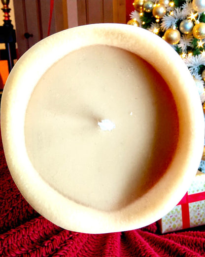 Soy candle Winter Fox, 7.5 cm tall, hand-poured soy candle with a cute sleeping fox, customizable with engraving on the plaque