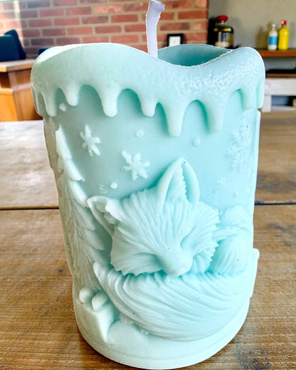 Soy candle Winter Fox, 7.5 cm tall, hand-poured soy candle with a cute sleeping fox, customizable with engraving on the plaque