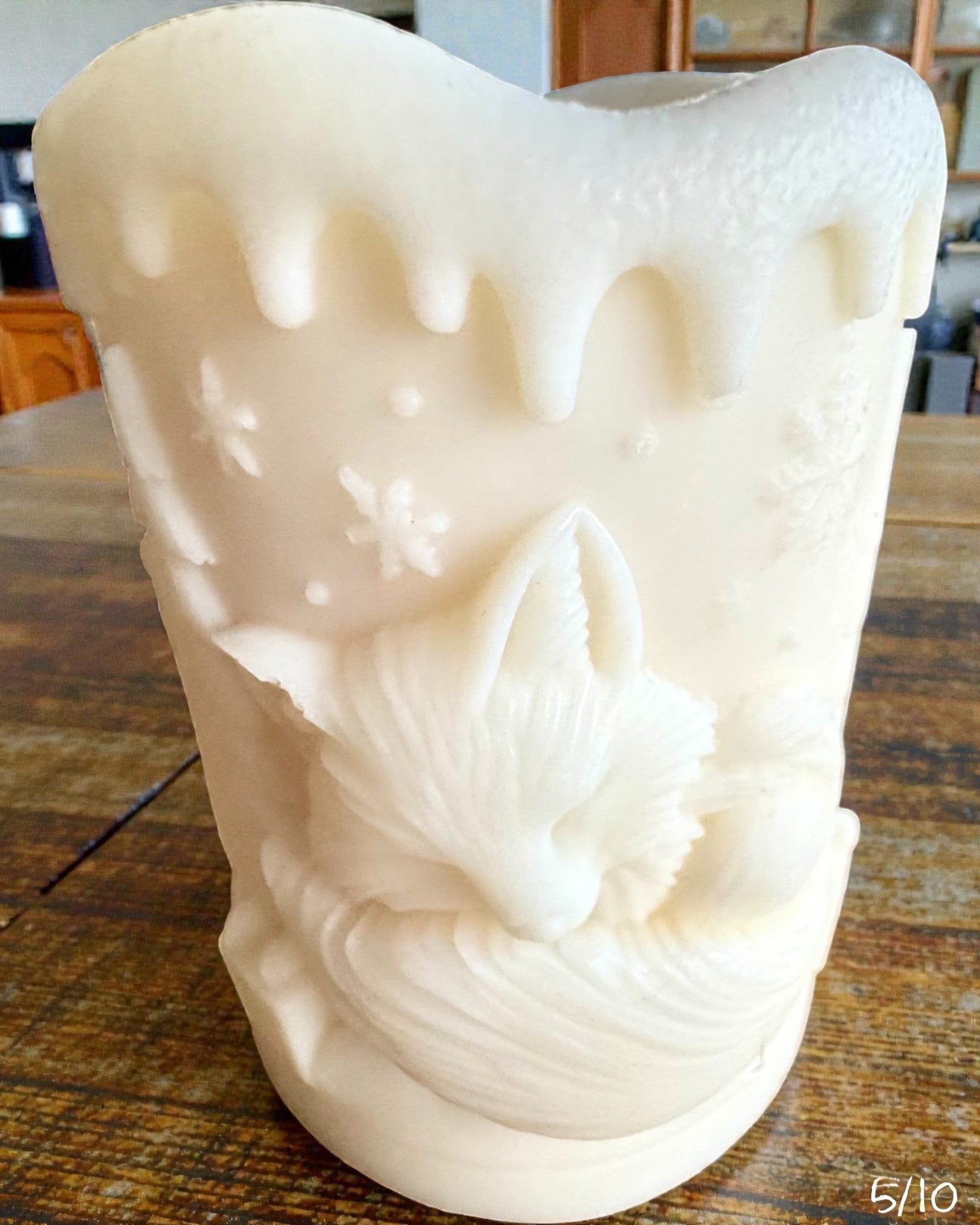 Soy candle Winter Fox, 7.5 cm tall, hand-poured soy candle with a cute sleeping fox, customizable with engraving on the plaque