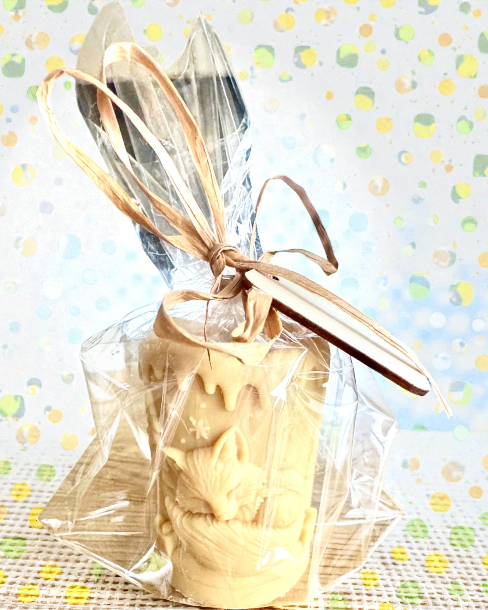 Soy candle Winter Fox, 7.5 cm tall, hand-poured soy candle with a cute sleeping fox, customizable with engraving on the plaque