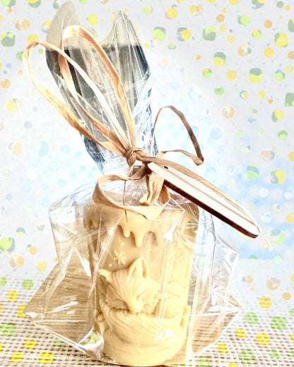 Soy candle Winter Fox, 7.5 cm tall, hand-poured soy candle with a cute sleeping fox, customizable with engraving on the plaque