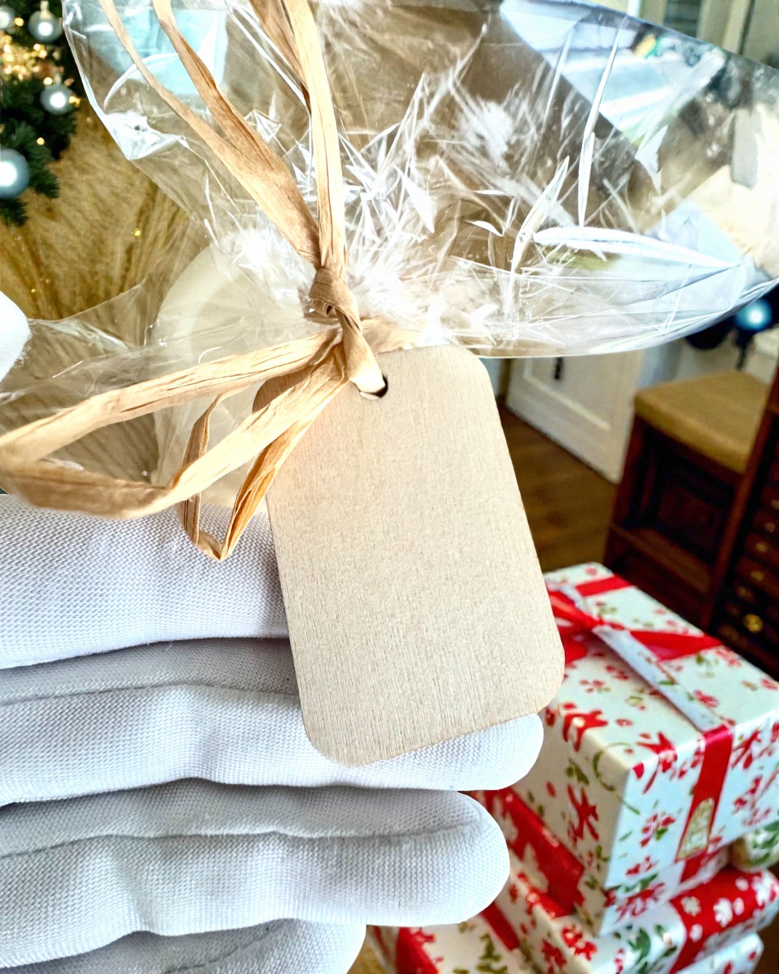 Soy candle Winter Fox, 7.5 cm tall, hand-poured soy candle with a cute sleeping fox, customizable with engraving on the plaque