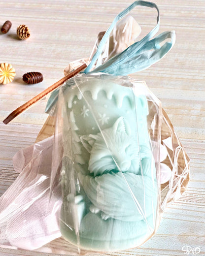 Soy candle Winter Fox, 7.5 cm tall, hand-poured soy candle with a cute sleeping fox, customizable with engraving on the plaque