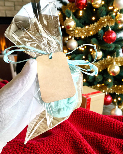 Soy candle Winter Fox, 7.5 cm tall, hand-poured soy candle with a cute sleeping fox, customizable with engraving on the plaque