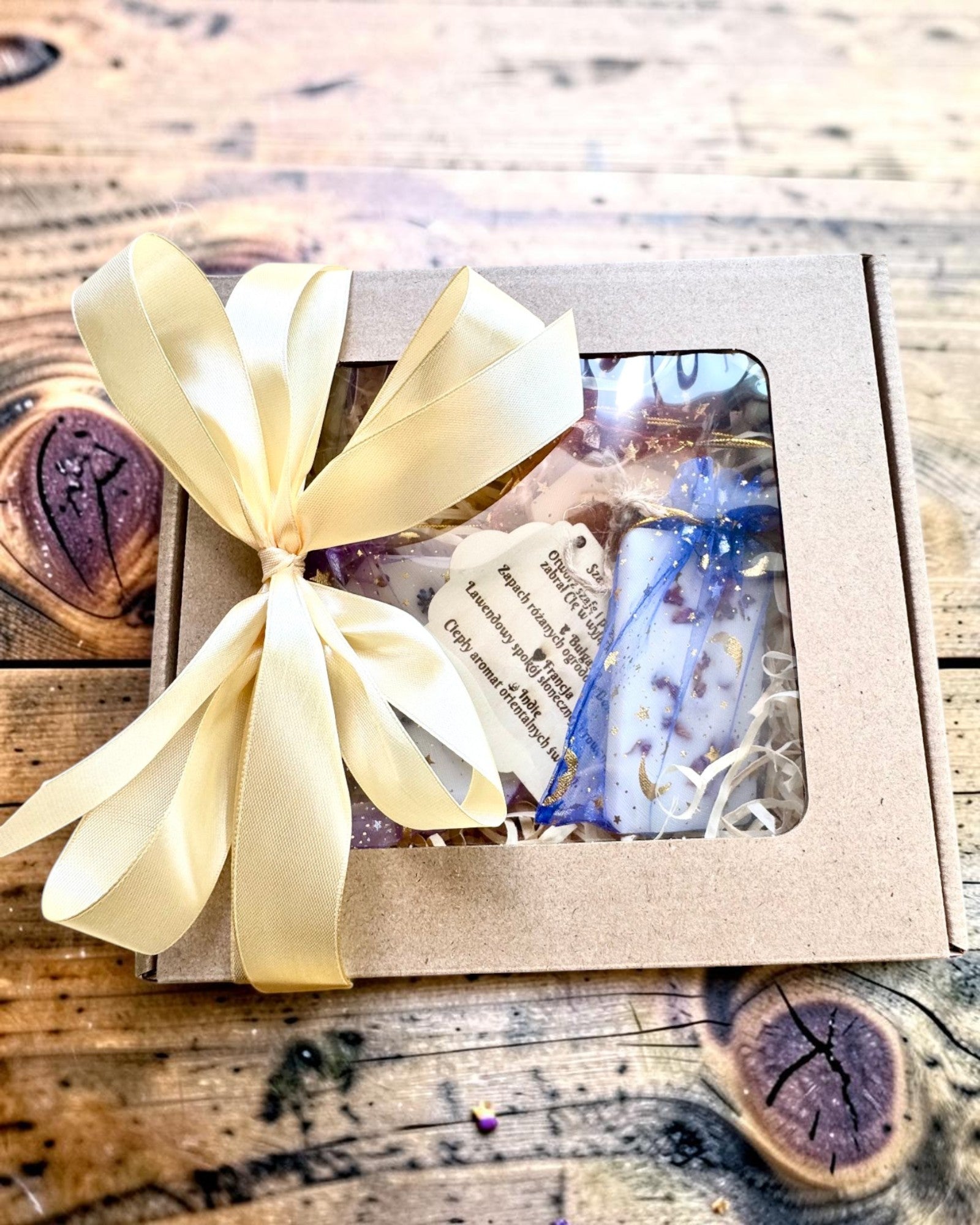 A Wardrobe Full of Travels – Soy Wax Hanging Ornament Gift Set