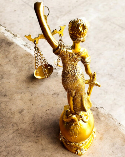 Goddess of Justice Statuette – Artistic Shelf Decoration, Resin Craft, personalization with engraving