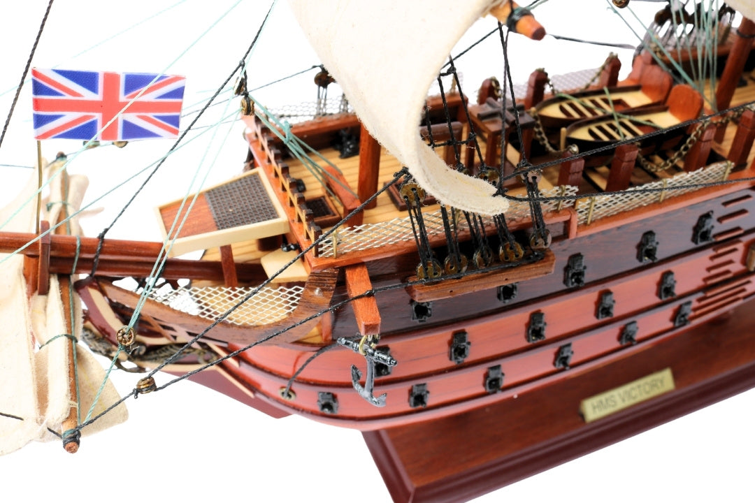Assembled 54 cm HMS Victory sailing ship model - Handmade replica with the option of personalization by engraving - Ideal gift for sailing enthusiasts - High quality, elegant wooden base