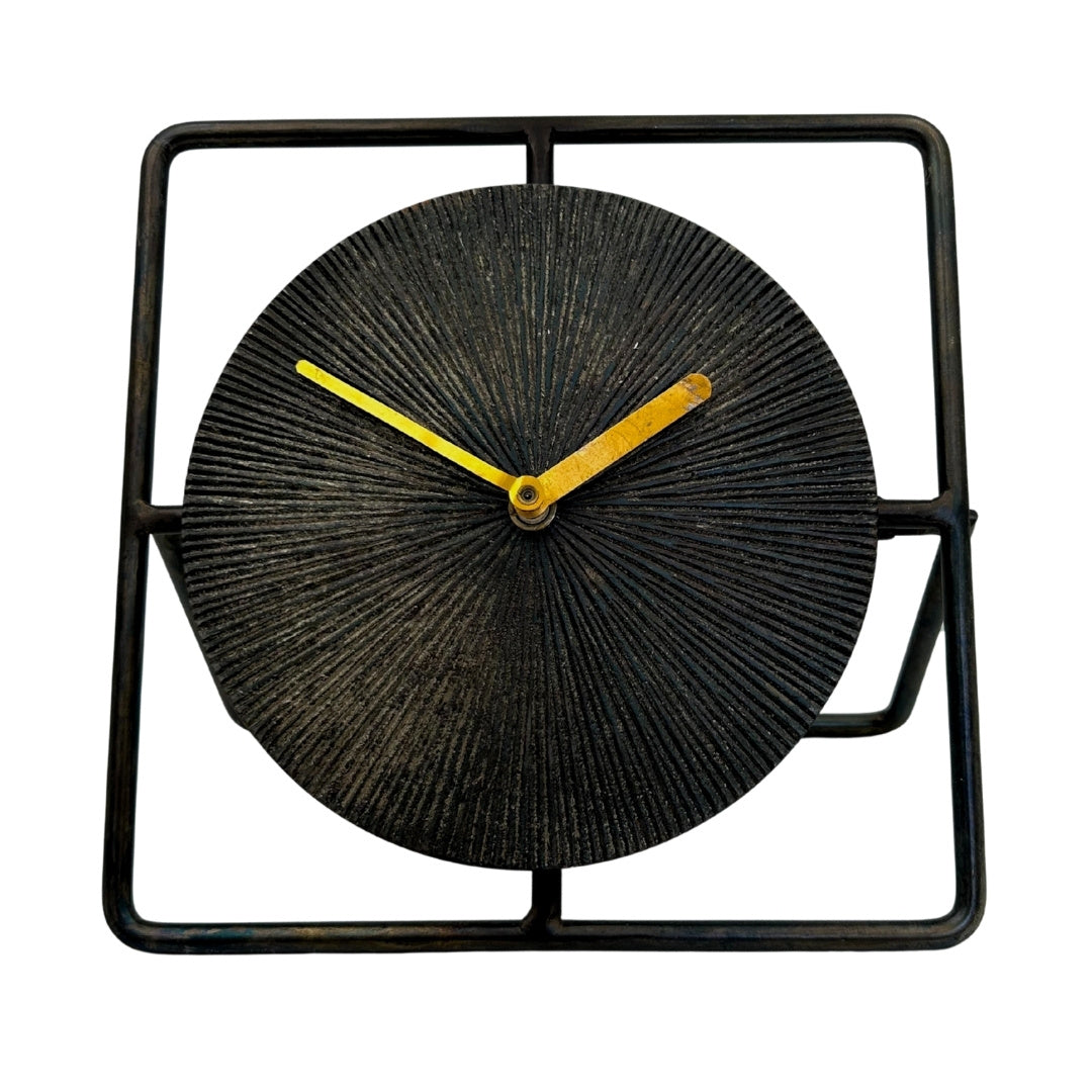 Elegant Round Metal Clock, 20 cm, Black and Gold – 4126
