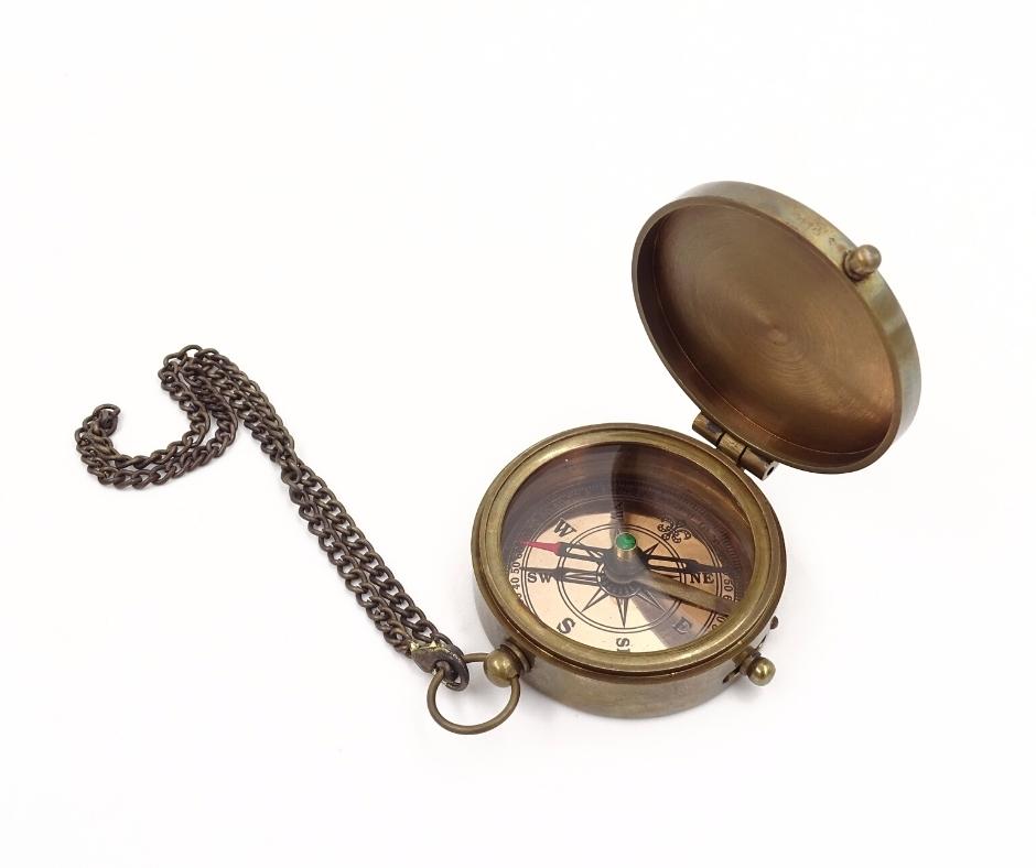 Lockable Compass with Chain in a Leather Case C-64