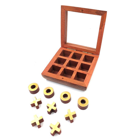 Tic-tac-toe in a box with a glass top G1044Z, customizable with engraving, an elegant strategy game with wooden pieces and brass decorations, ideal as a gift for teachers and principals, box dimensions 10 x 10 cm
