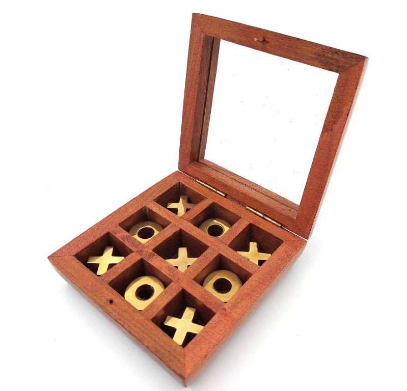 Tic-tac-toe in a box with a glass top G1044Z, customizable with engraving, an elegant strategy game with wooden pieces and brass decorations, ideal as a gift for teachers and principals, box dimensions 10 x 10 cm