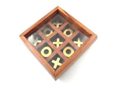 Tic-tac-toe in a box with a glass top G1044Z, customizable with engraving, an elegant strategy game with wooden pieces and brass decorations, ideal as a gift for teachers and principals, box dimensions 10 x 10 cm