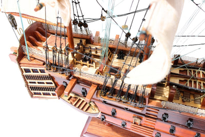 Assembled 54 cm HMS Victory sailing ship model - Handmade replica with the option of personalization by engraving - Ideal gift for sailing enthusiasts - High quality, elegant wooden base