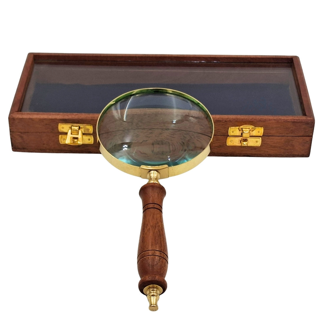 Magnifying Glass with Wooden Handle and Brass Finish in an Elegant Box with Glass Top - Ideal Gift with Engraving Option - Dimensions 23 x 10 cm, Natural Materials