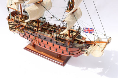 Assembled 54 cm HMS Victory sailing ship model - Handmade replica with the option of personalization by engraving - Ideal gift for sailing enthusiasts - High quality, elegant wooden base
