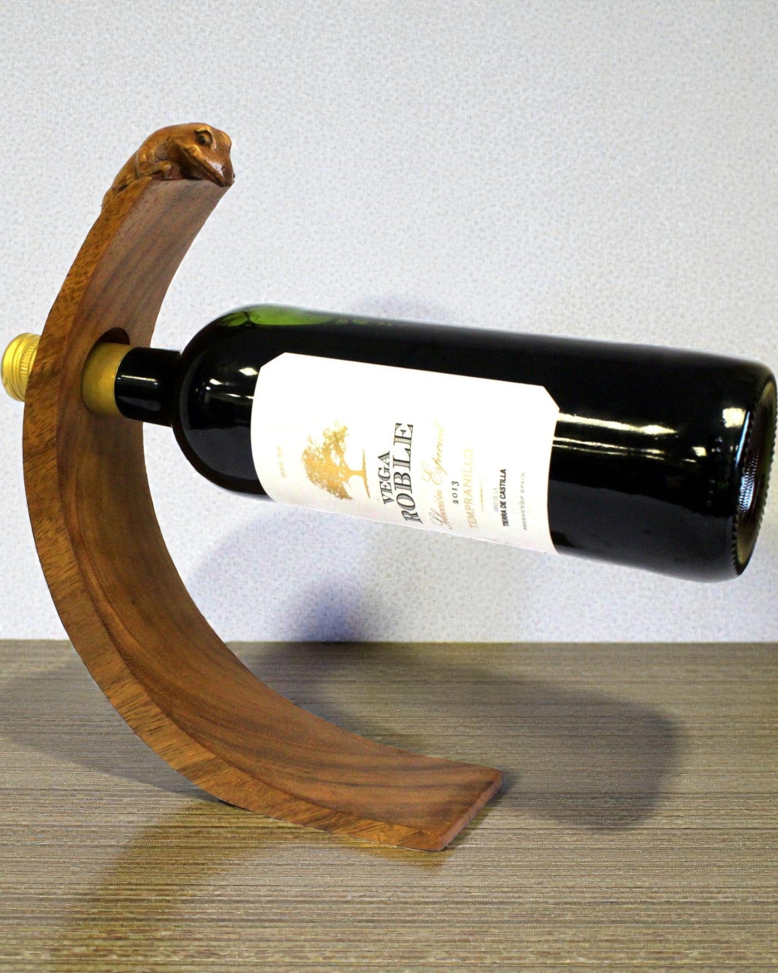 Gekon Balance – Artistic Balancing Wooden Wine Holder Made of Suar Wood
