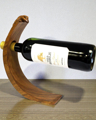 Gekon Balance – Artistic Balancing Wooden Wine Holder Made of Suar Wood
