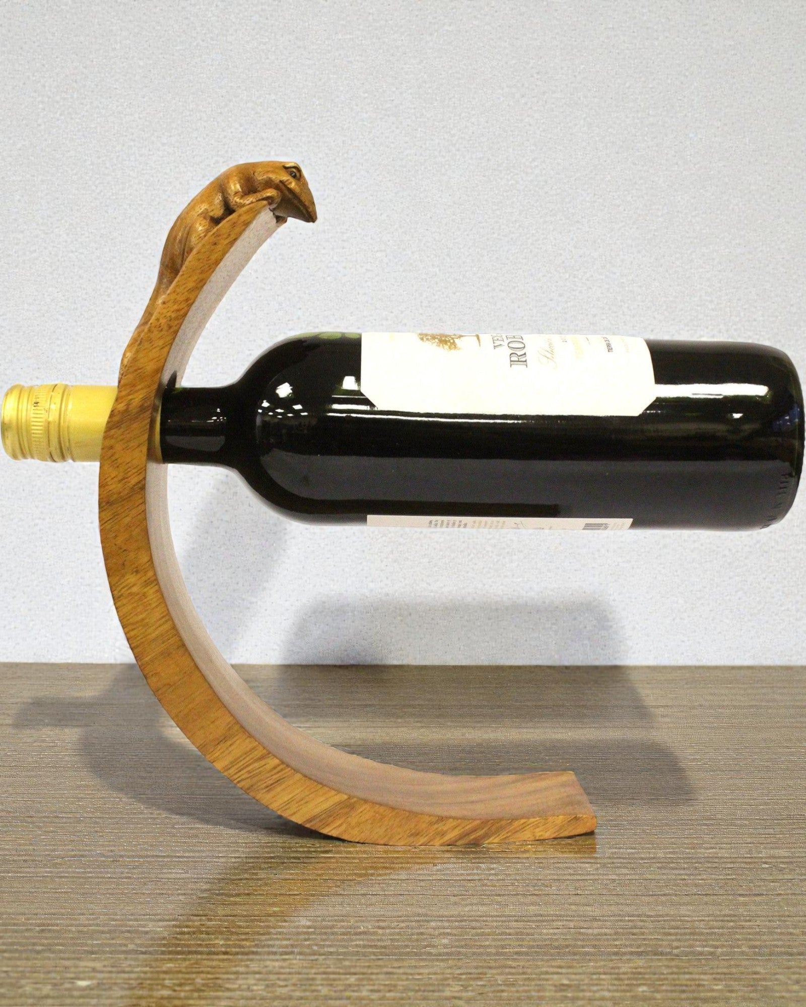 Gekon Balance – Artistic Balancing Wooden Wine Holder Made of Suar Wood