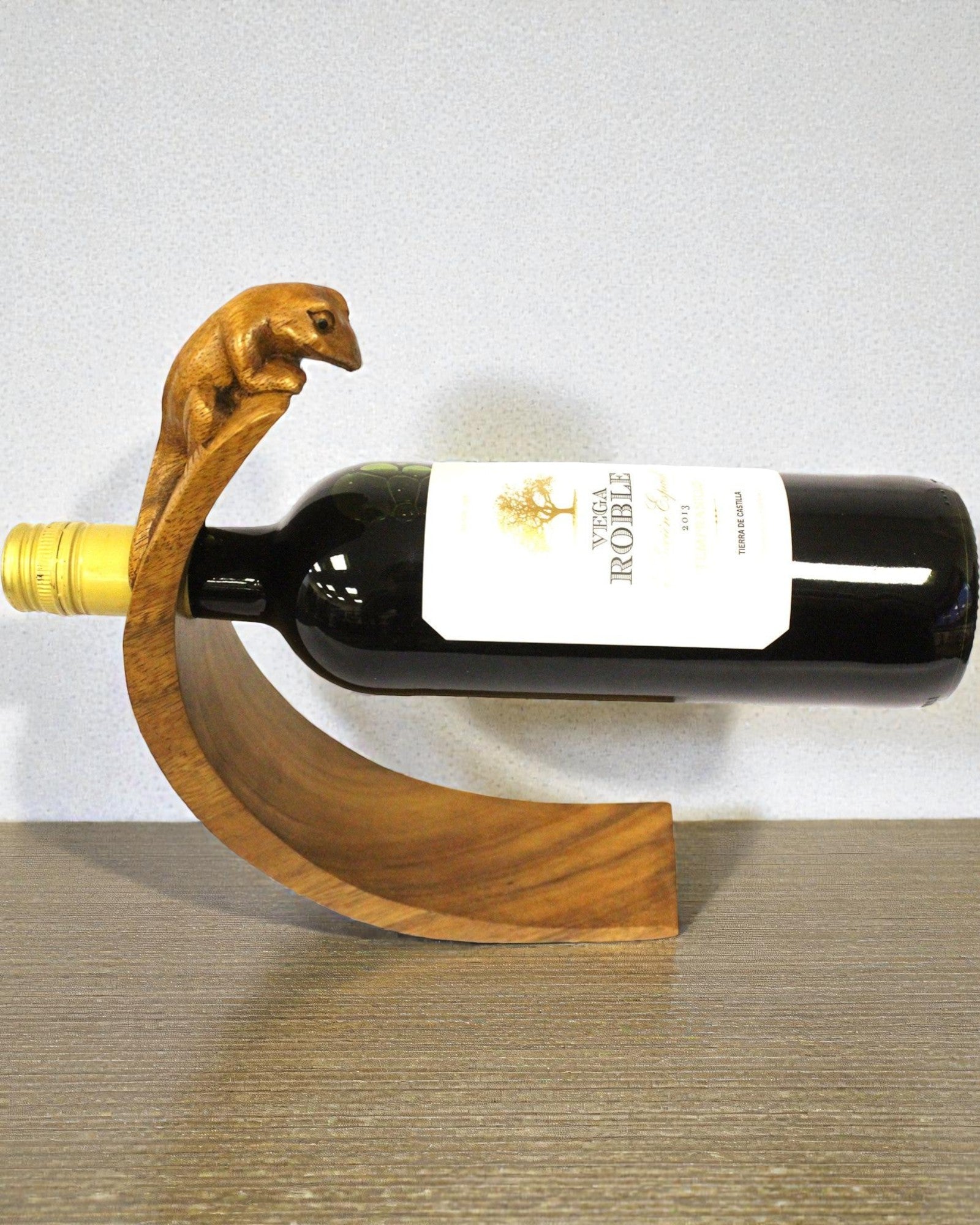 Gekon Balance – Artistic Balancing Wooden Wine Holder Made of Suar Wood