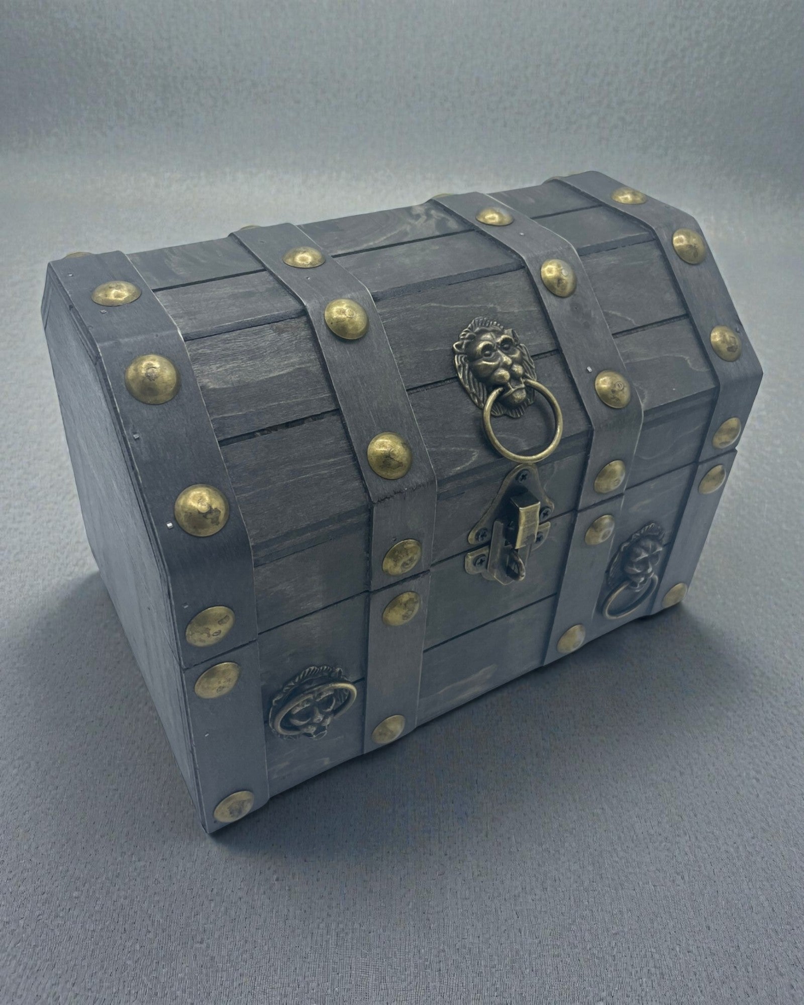 Arka Poszukiwacza Skarbów – Duża Szara Skrzynia Vintage z Metalowymi Okuciami