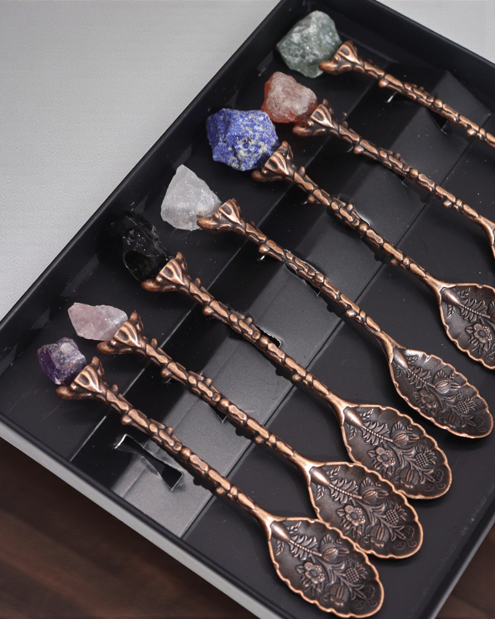 Arcana Aurea – Zestaw 7 Brązowych Łyżeczek Wiedźmy z Naturalnymi Kamieniami