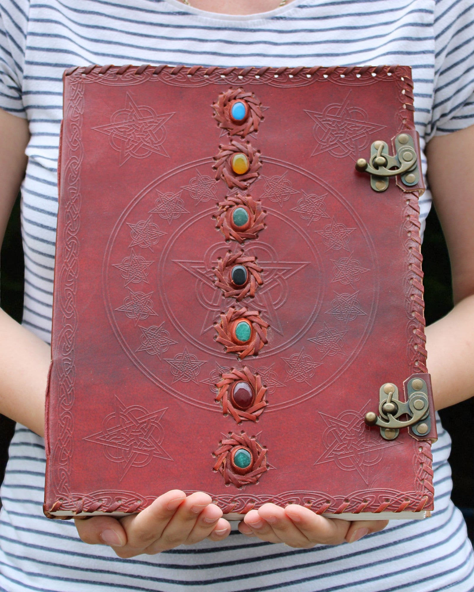 Leather Notebook of the 7 Chakras – Large Format (25 x 33 cm) – 200 pages