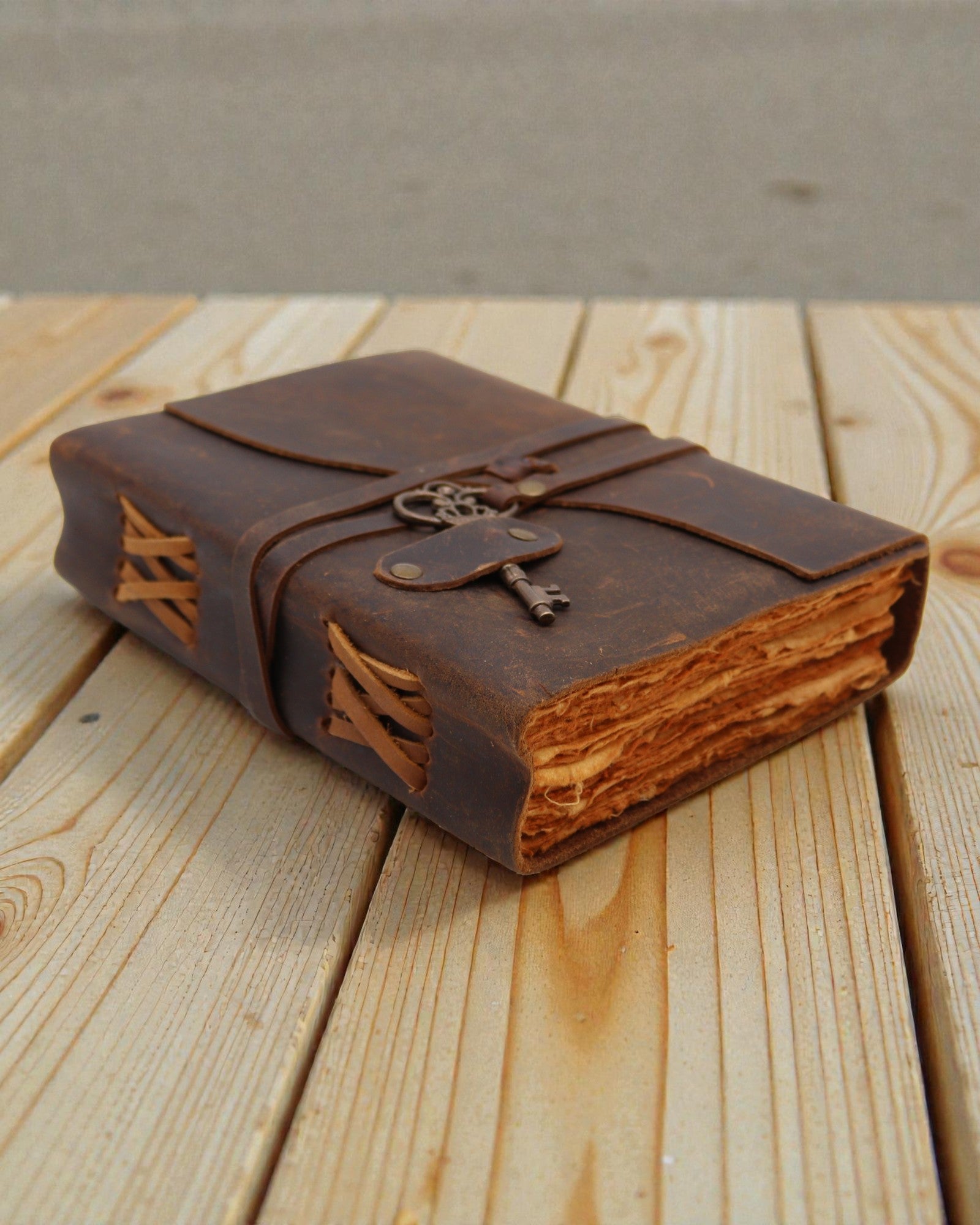 Oiled Leather Notebook with Secret Key – Vintage Diary 13 × 18 cm