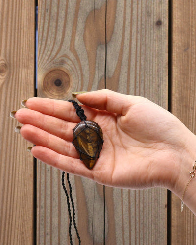 Tear of Courage – Macramé Necklace with Tiger's Eye