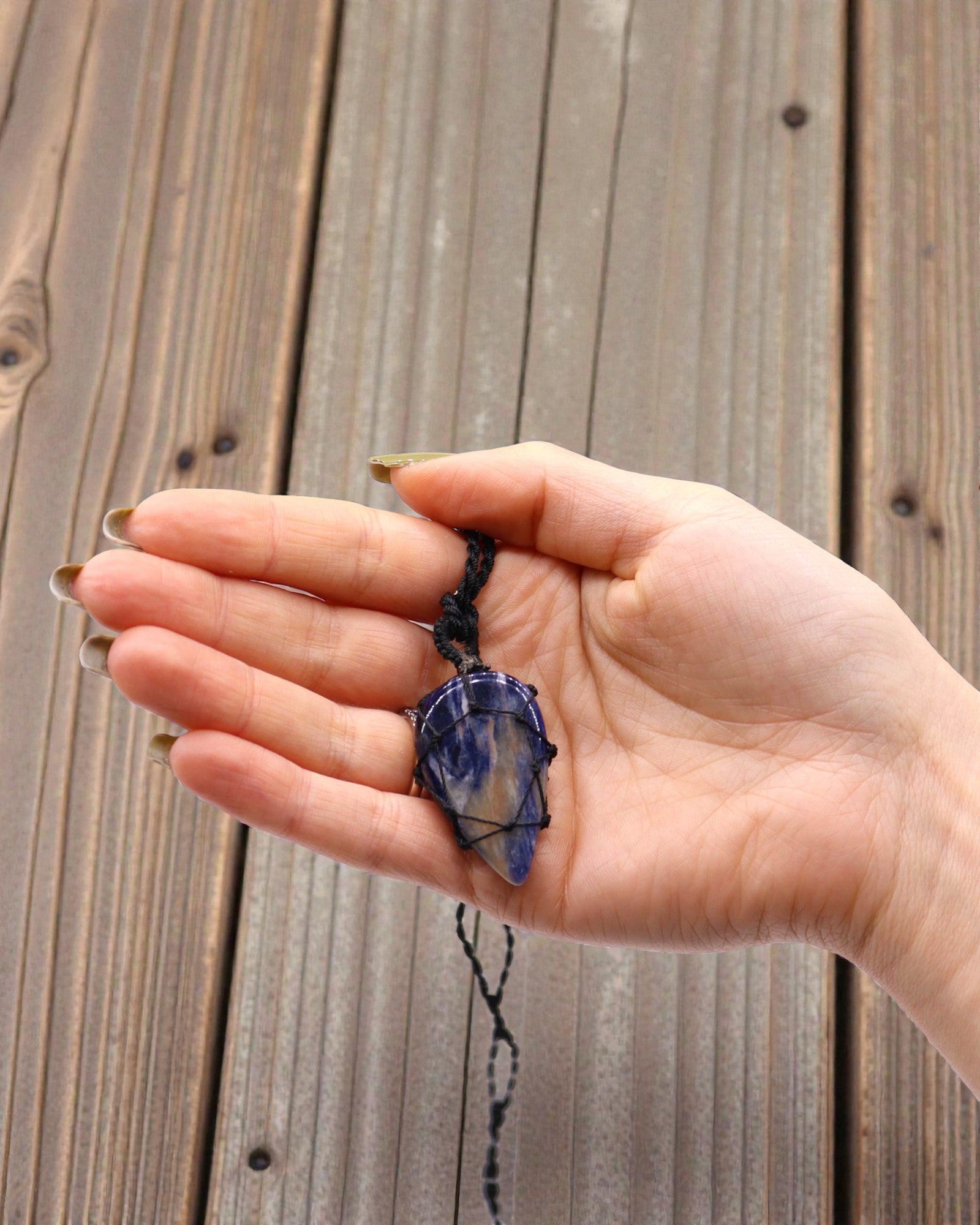 Tear of Calm – Macramé Necklace with Sodalite