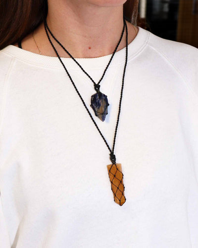 Tear of Calm – Macramé Necklace with Sodalite