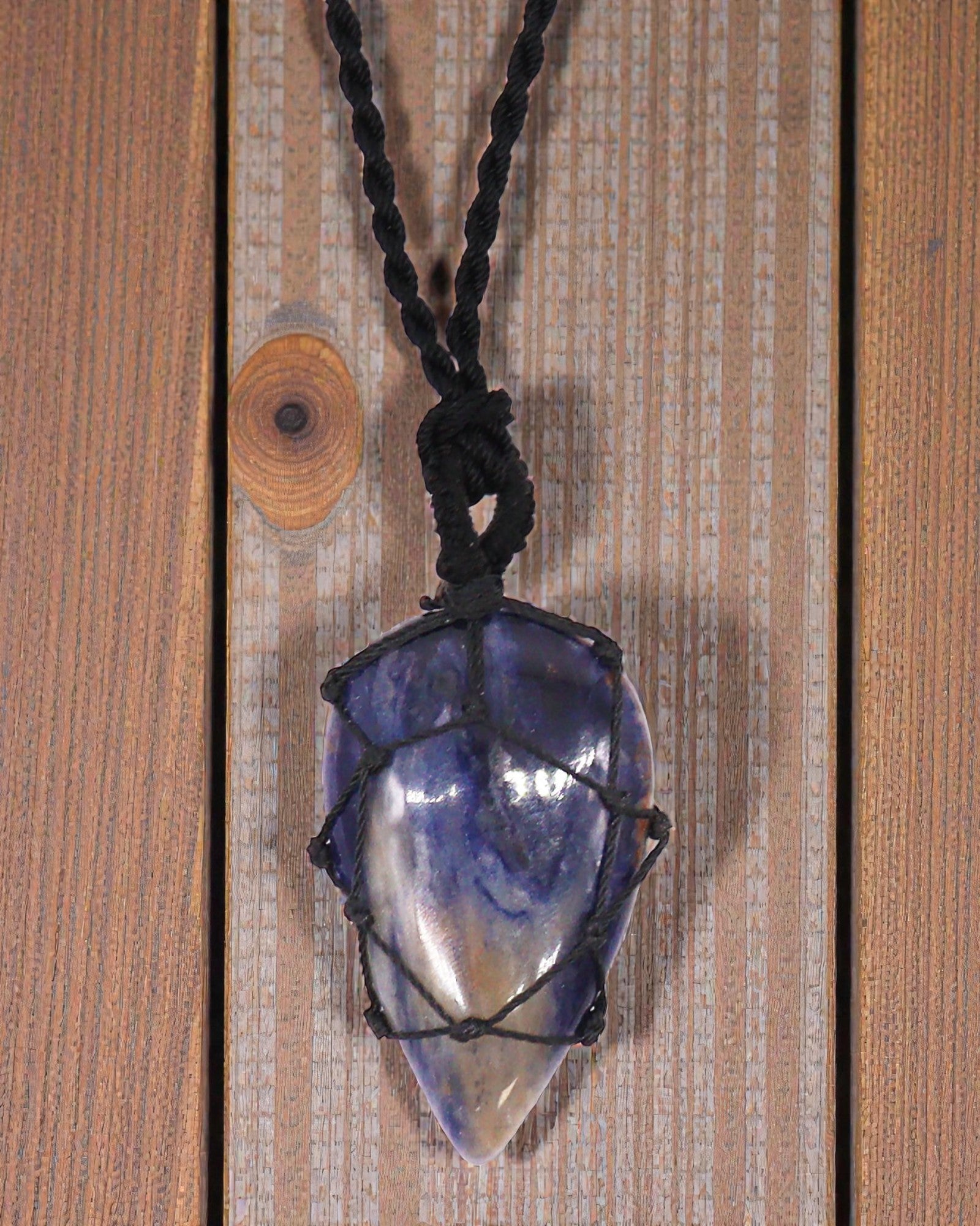 Tear of Calm – Macramé Necklace with Sodalite