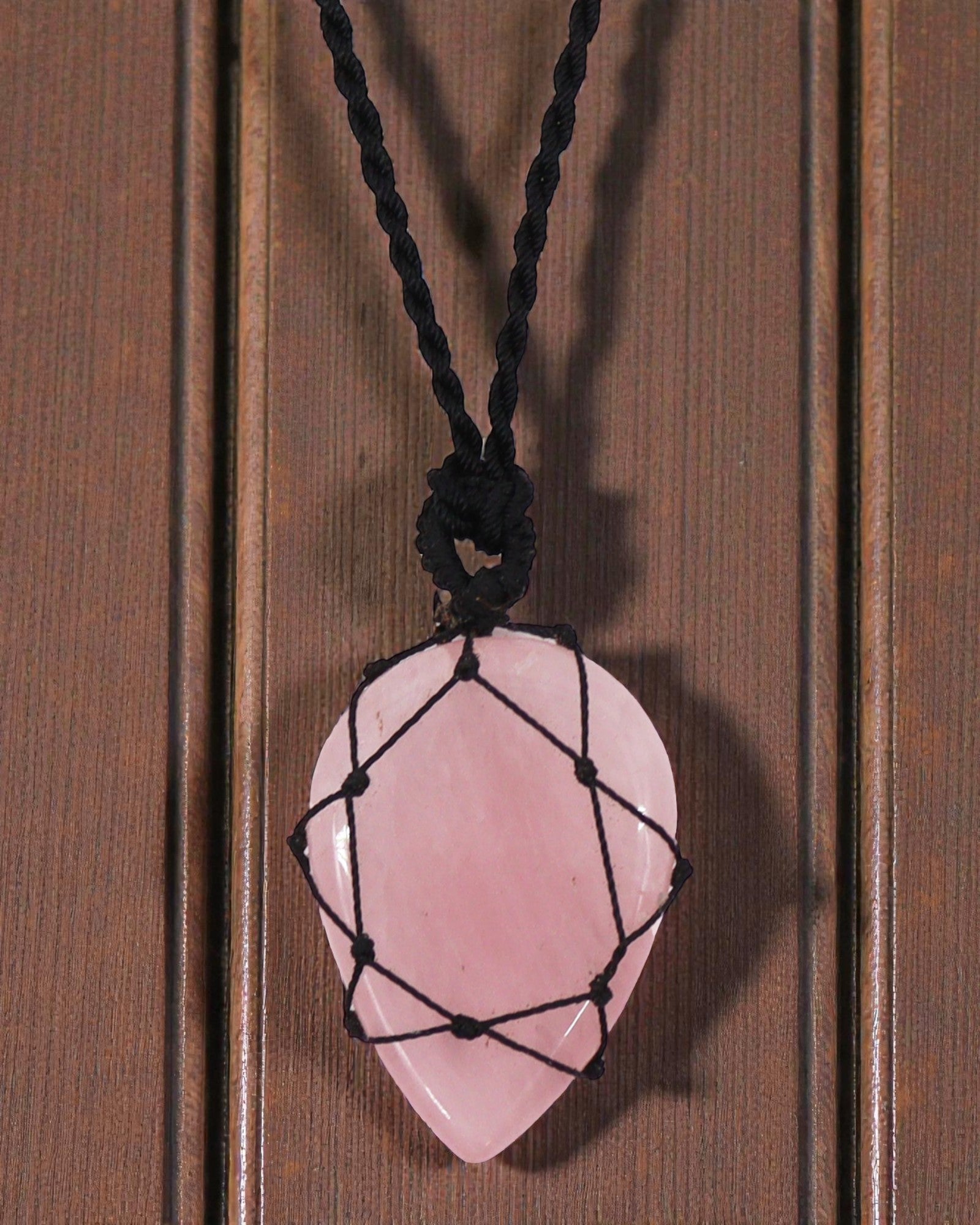 Tear of Love – Macramé Necklace with Rose Quartz