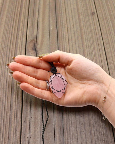 Tear of Love – Macramé Necklace with Rose Quartz